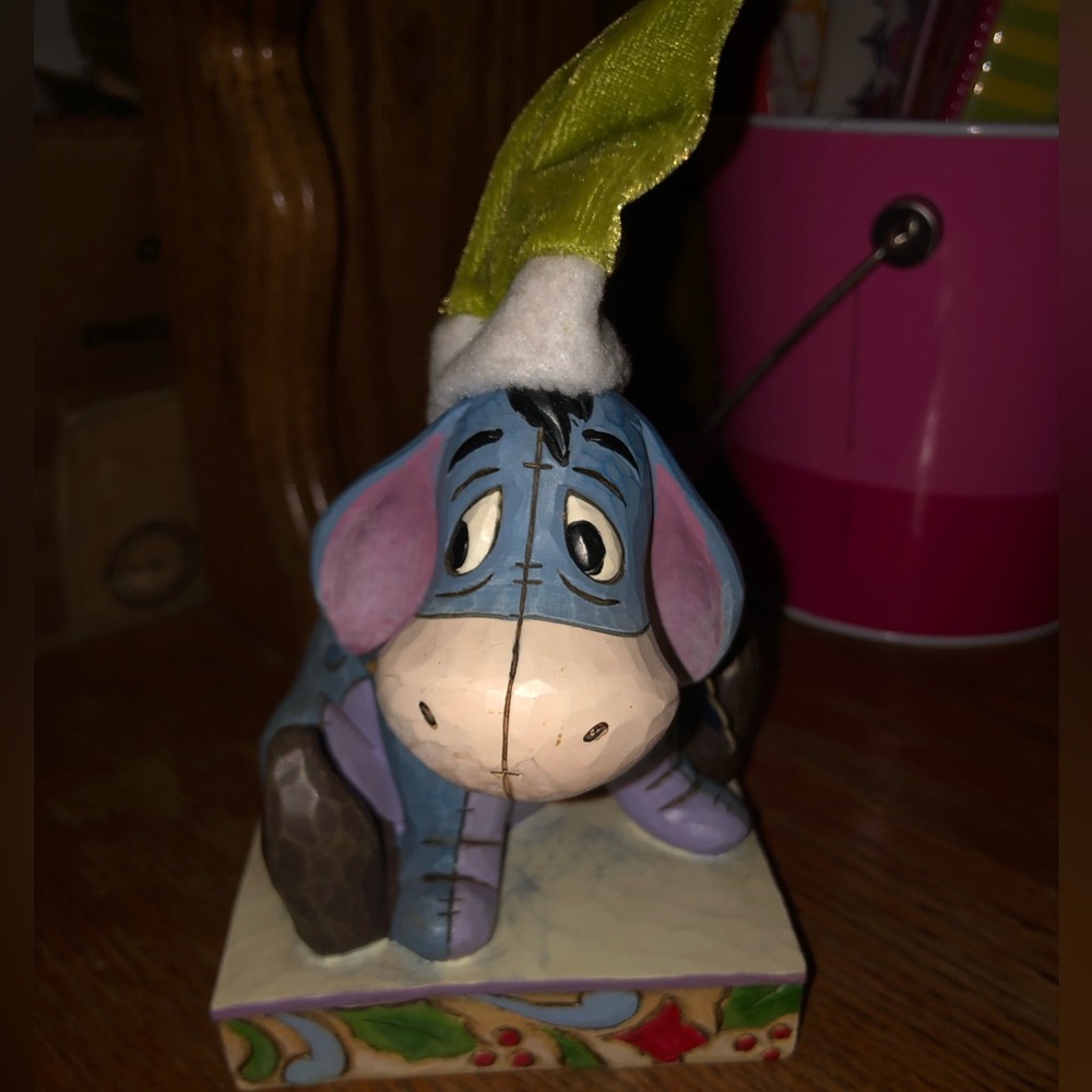 JIM SHORE WALT DISNEY SHOWCASE EEYORE SANTAS LITTLE HELPER FIGURINE - Picture 2 of 5